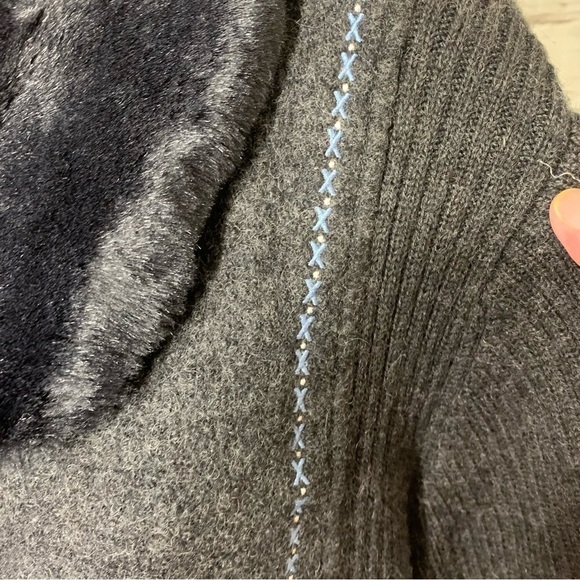 Vintage Wool Cardigan Jacket Sz 2XL Gray Fur Collar Removable Floral Embroidery - Picture 6 of 14